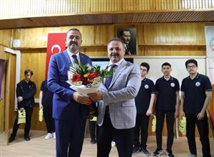 Rektör Arıbaş, Abdülhamid Han Fen Lisesi öğrencileriyle buluştu