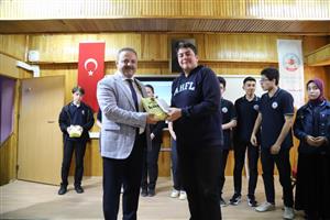 Rektör Arıbaş, Abdülhamid Han Fen Lisesi öğrencileriyle buluştu